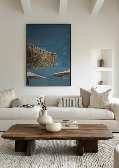 Geflochtene Strohschirme vor blauem Himmel Gemälde