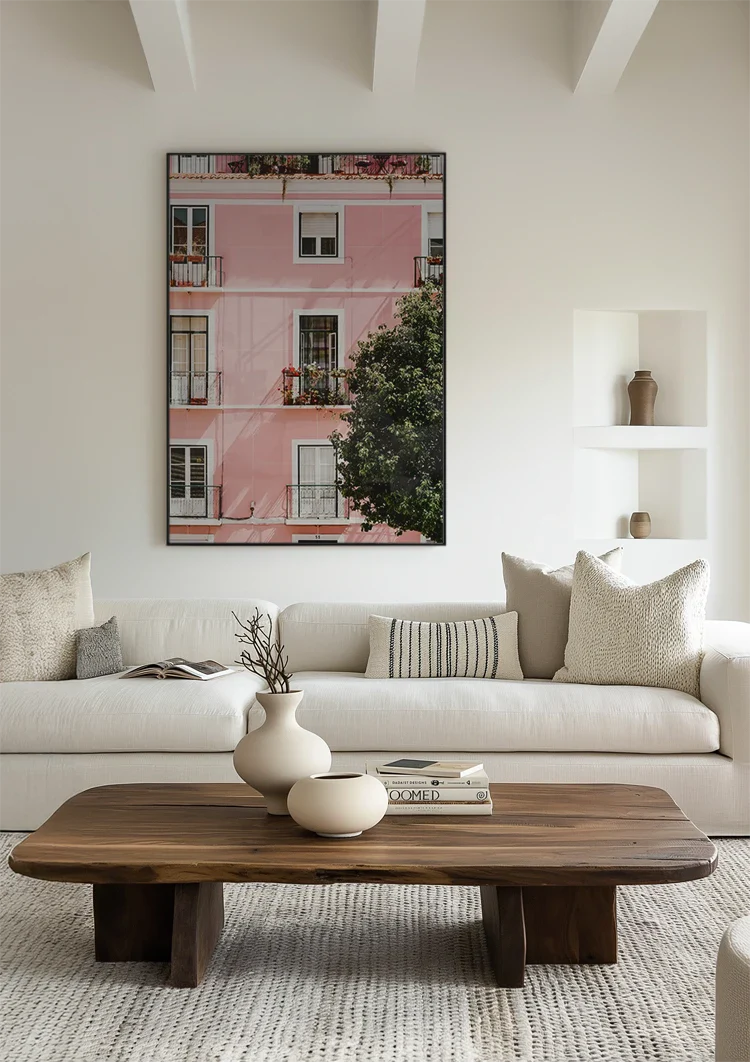 Roze Gebouw Met Witte Ramen En Balkons Zonnig Schilderij