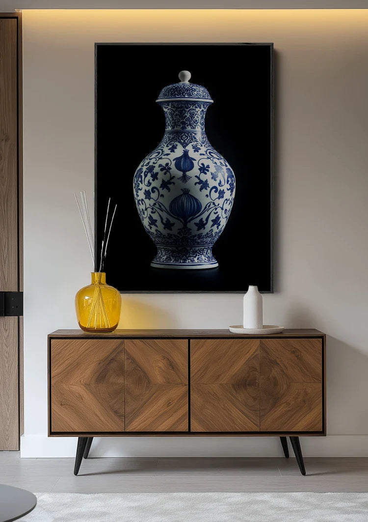 Delfts Blauwe Vaas met Bloemmotieven op Zwarte Achtergrond Schilderij