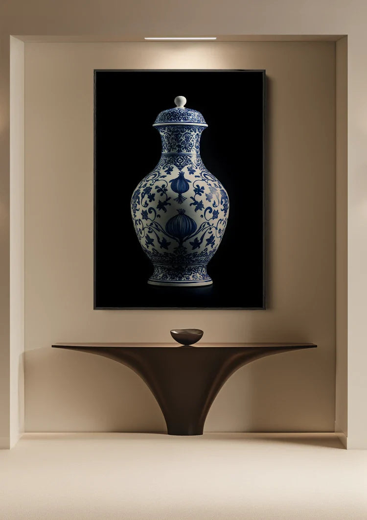 Delfts Blauwe Vaas met Bloemmotieven op Zwarte Achtergrond Schilderij