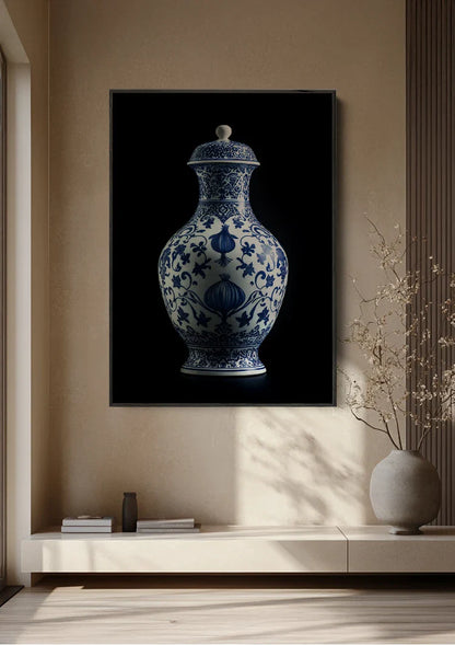 Delfts Blauwe Vaas met Bloemmotieven op Zwarte Achtergrond Schilderij