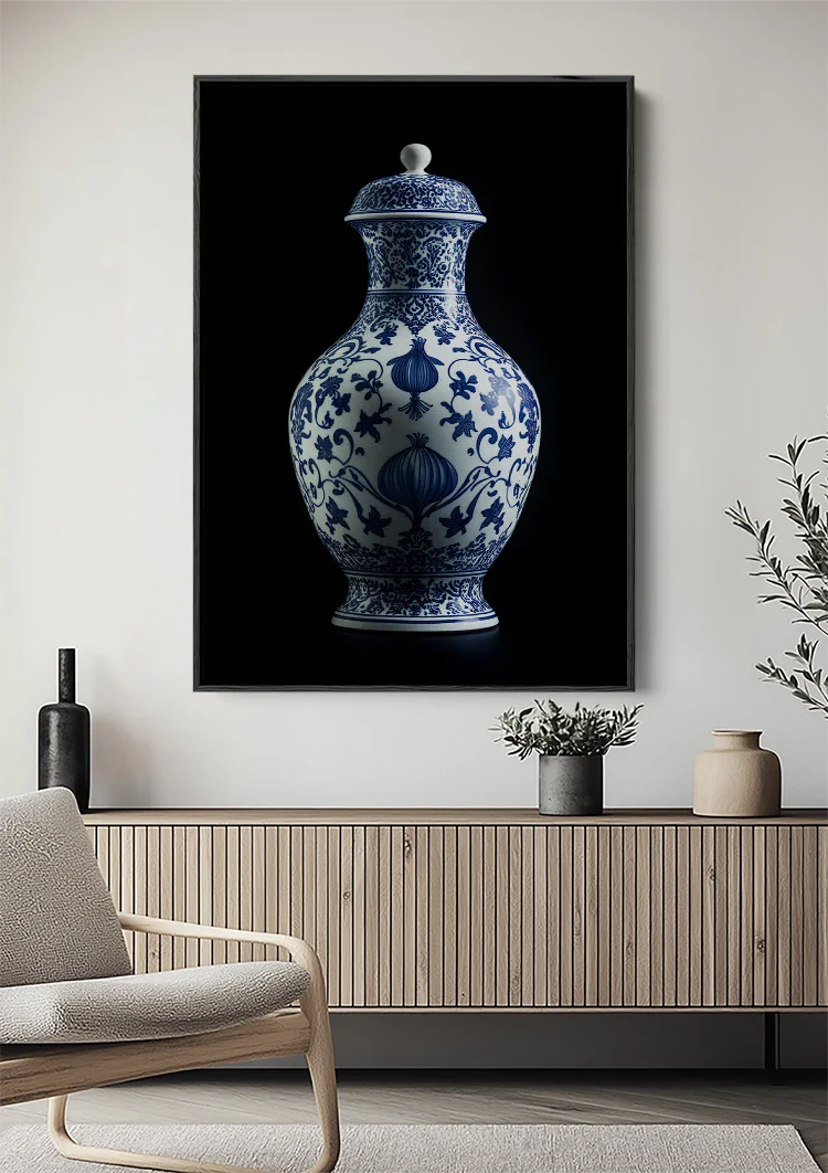 Delfts Blauwe Vaas met Bloemmotieven op Zwarte Achtergrond Schilderij