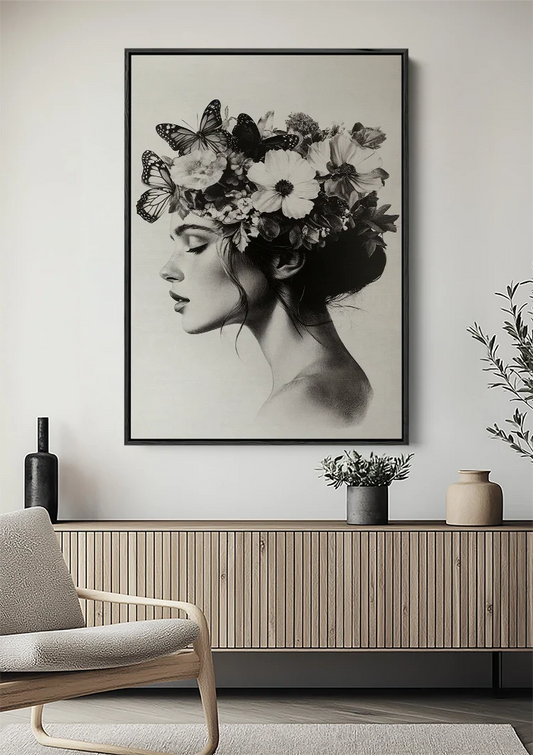 Vrouw met vlinders en bloemen canvas schilderij aan de muur in de hal