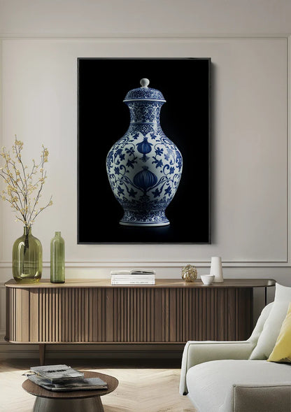 Delfts Blauwe Vaas met Bloemmotieven op Zwarte Achtergrond Schilderij