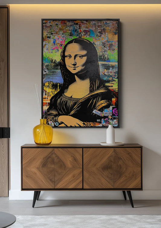 De kleurrijke Mona Lisa canvas schilderij boven het bed in de slaapkamer