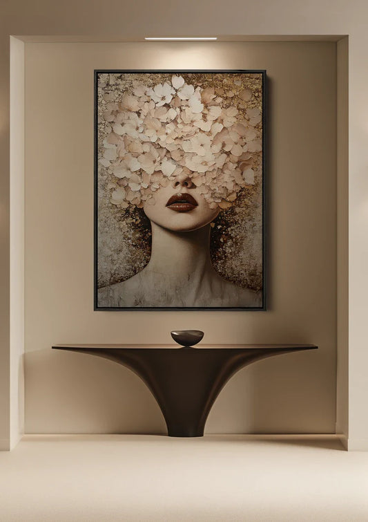 Vrouw met witte bloemen canvas schilderij aan de muur in de hal