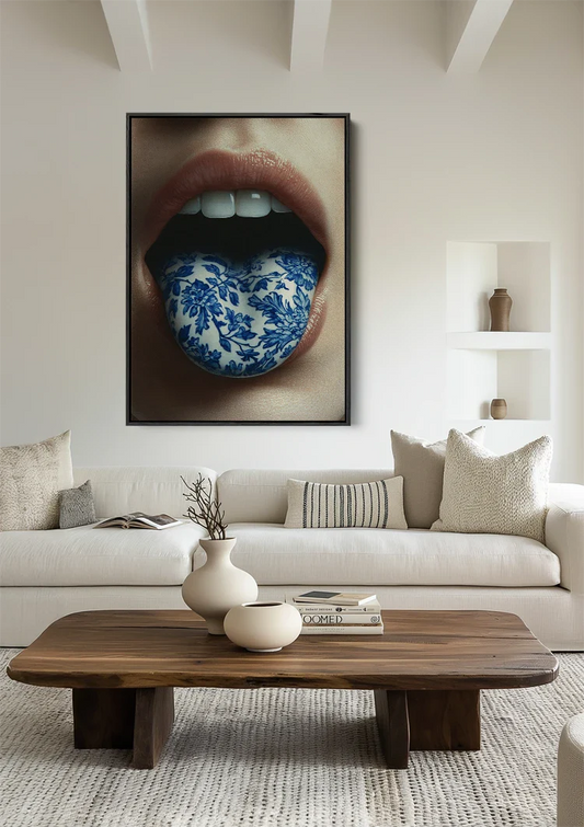 Het lippenportret in Delfts blauw canvas schilderij boven het bed in de slaapkamer