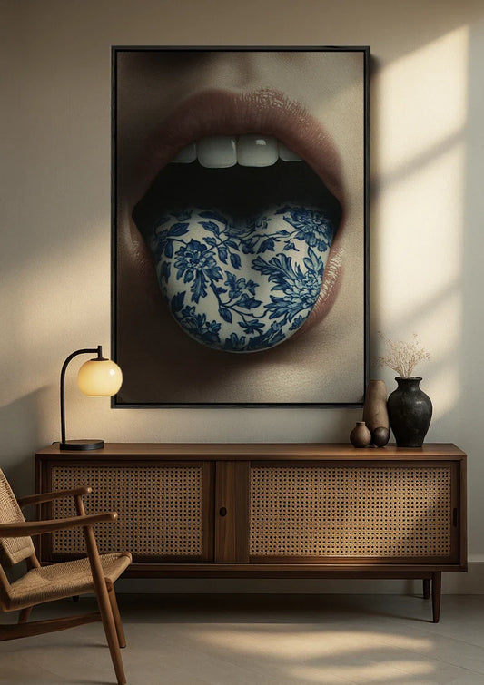 Het lippenportret in Delfts blauw canvas schilderij aan de muur in de hal