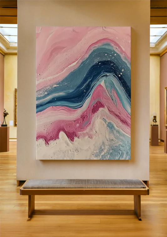 Abstracte golven canvas schilderij boven het halkastje in de hal.