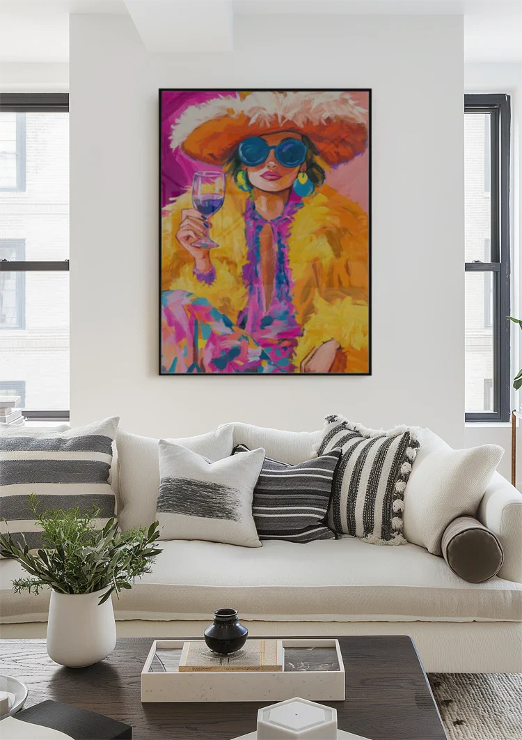 Extravagante Frau Federhut Sonnenbrille Gelber Pelzmantel Weinglas Buntes Gemälde