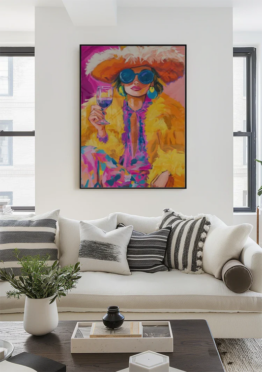 Extravagante vrouw canvas schilderij hangt aan de muur in de hal