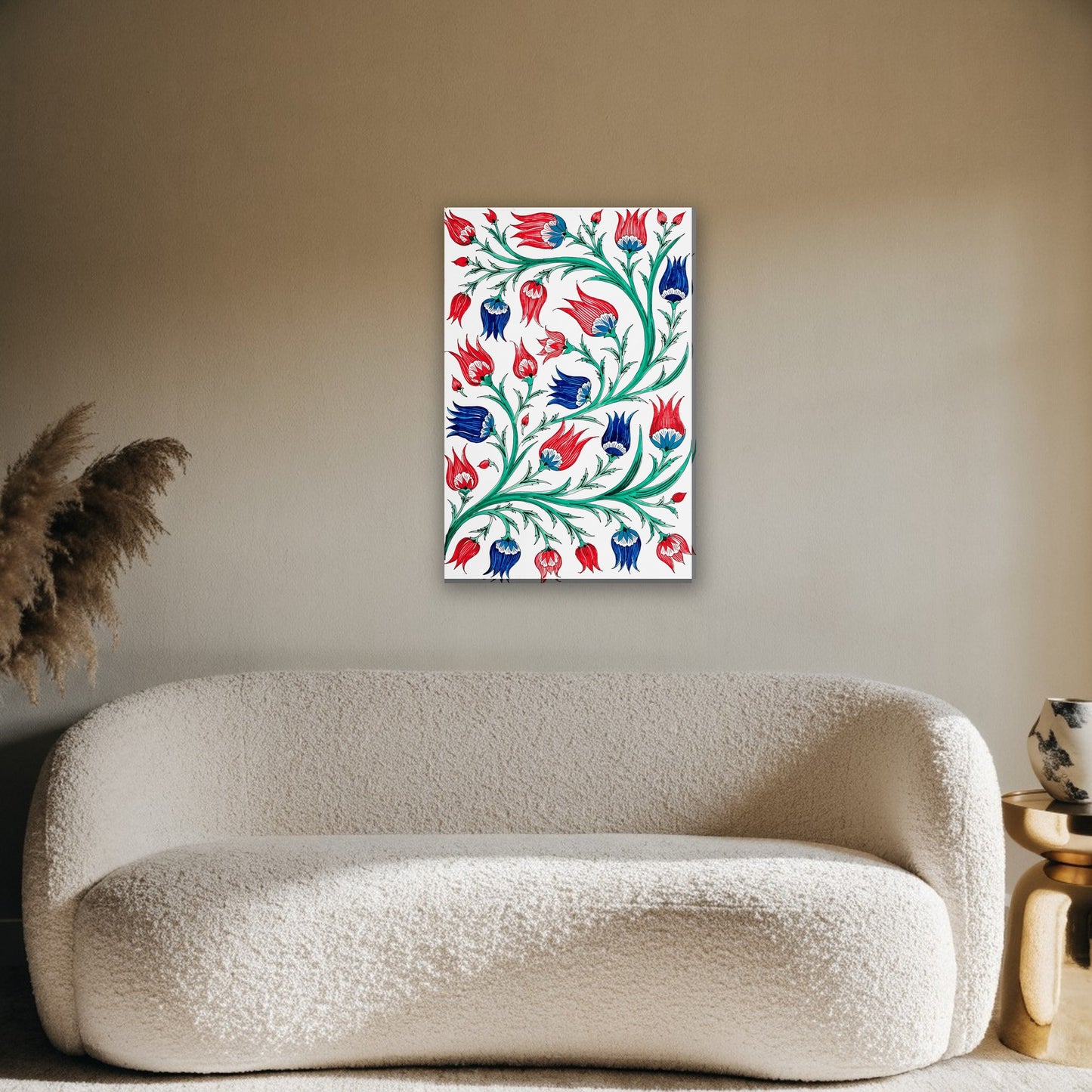 Ottomaanse tulpen canvas schilderij aan de muur boven de bank in de woonkamer