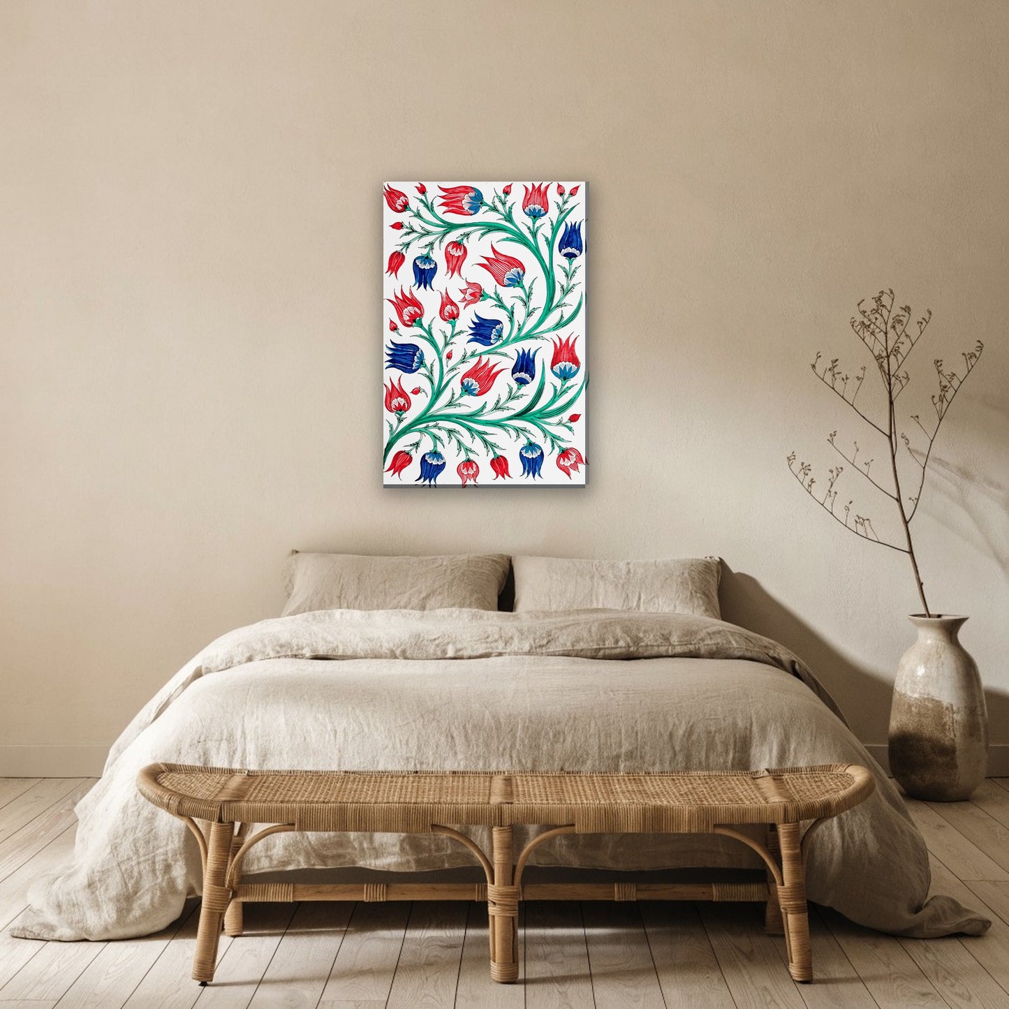 Ottomaanse tulpen canvas schilderij aan de muur boven het bed in de slaapkamer