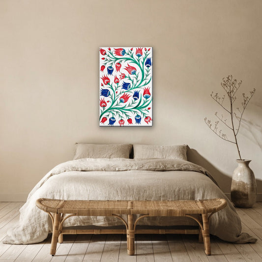 Ottomaanse tulpen canvas schilderij aan de muur boven het bed in de slaapkamer