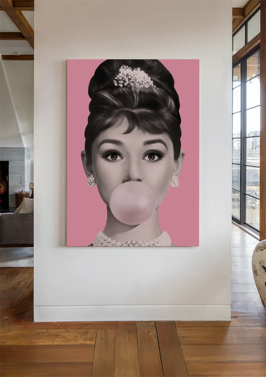 Dame met roze kauwgom canvas schilderij aan de wand in de hal