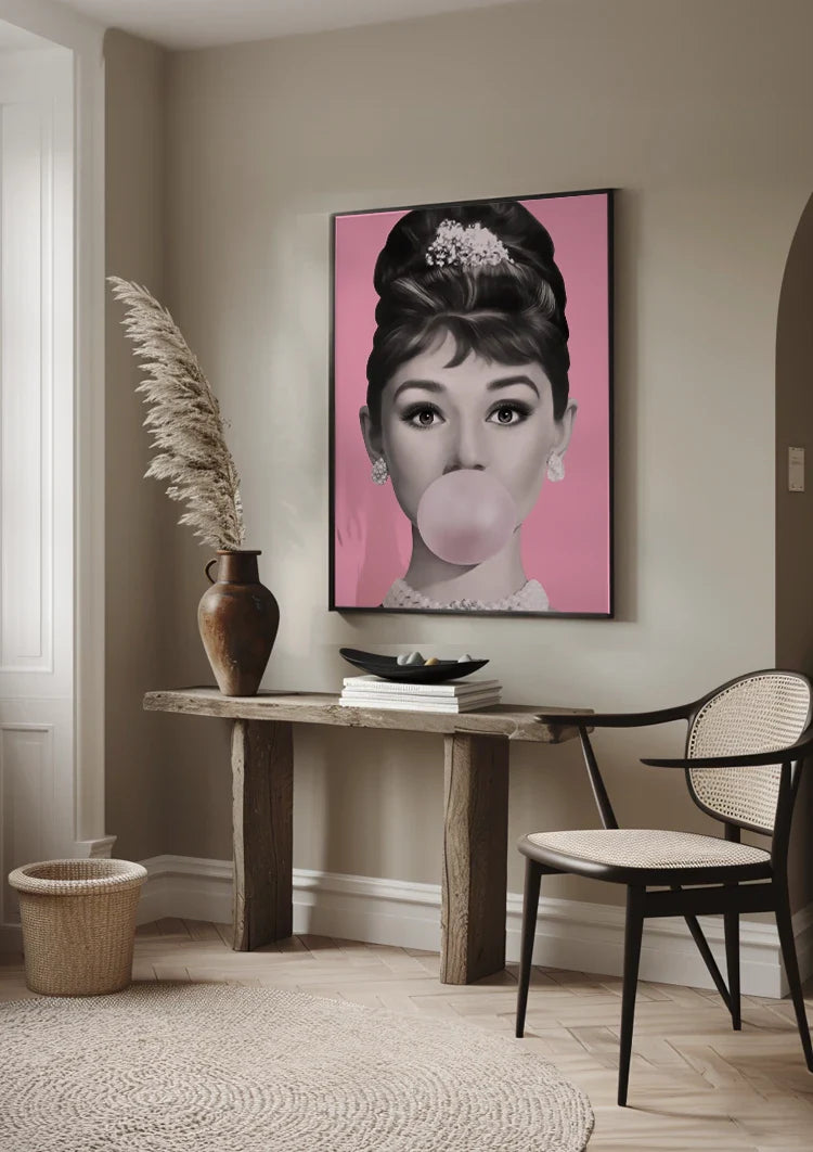 Rosa Kaugummi-Dame Elegante Hochsteckfrisur Pop-Art-Porträtgemälde