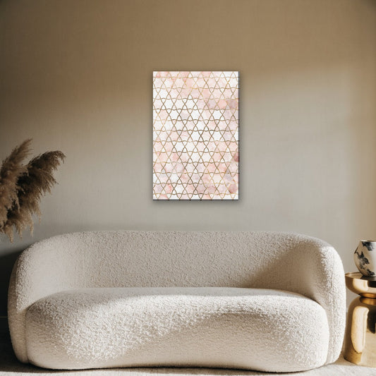 Roze geometrisch patroon canvas schilderij aan de muur boven de bank in de woonkamer