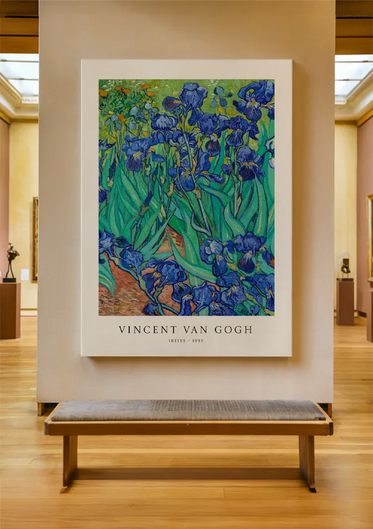 Paarse irissen canvas schilderij aan de muur in de hal