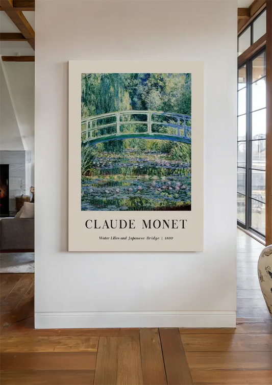 Monet waterlelies canvas schilderij aan de muur boven de bank in de hal