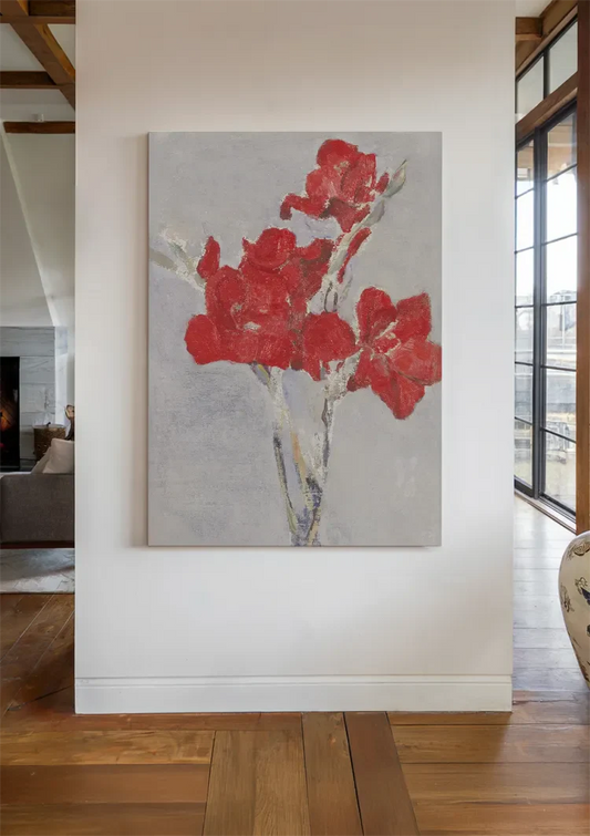 Rode bloemen canvas schilderij hangt aan de muur in de hal