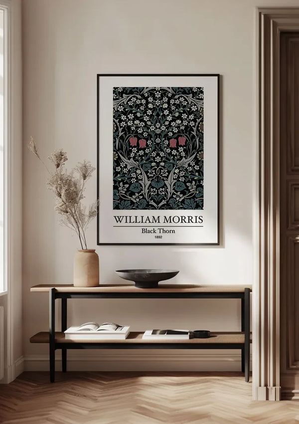William Morris Black Thorn Dunkelblau Weiße Blumen Rosa Akzente Gemälde