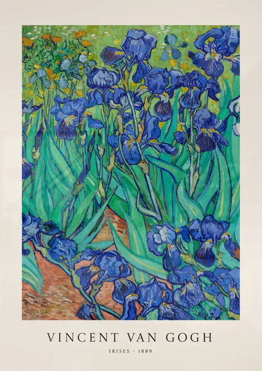 Paarse irissen canvas schilderij boven het bed in de slaapkamer