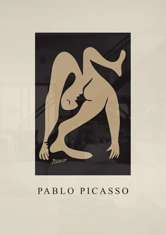 Abstracte Picasso figuur canvas schilderij hangt aan de muur boven het bed in de slaapkamer