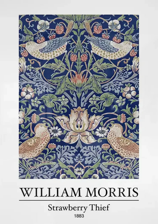 William Morris Strawberry Thief canvas schilderij hangt boven het bed in de slaapkamer