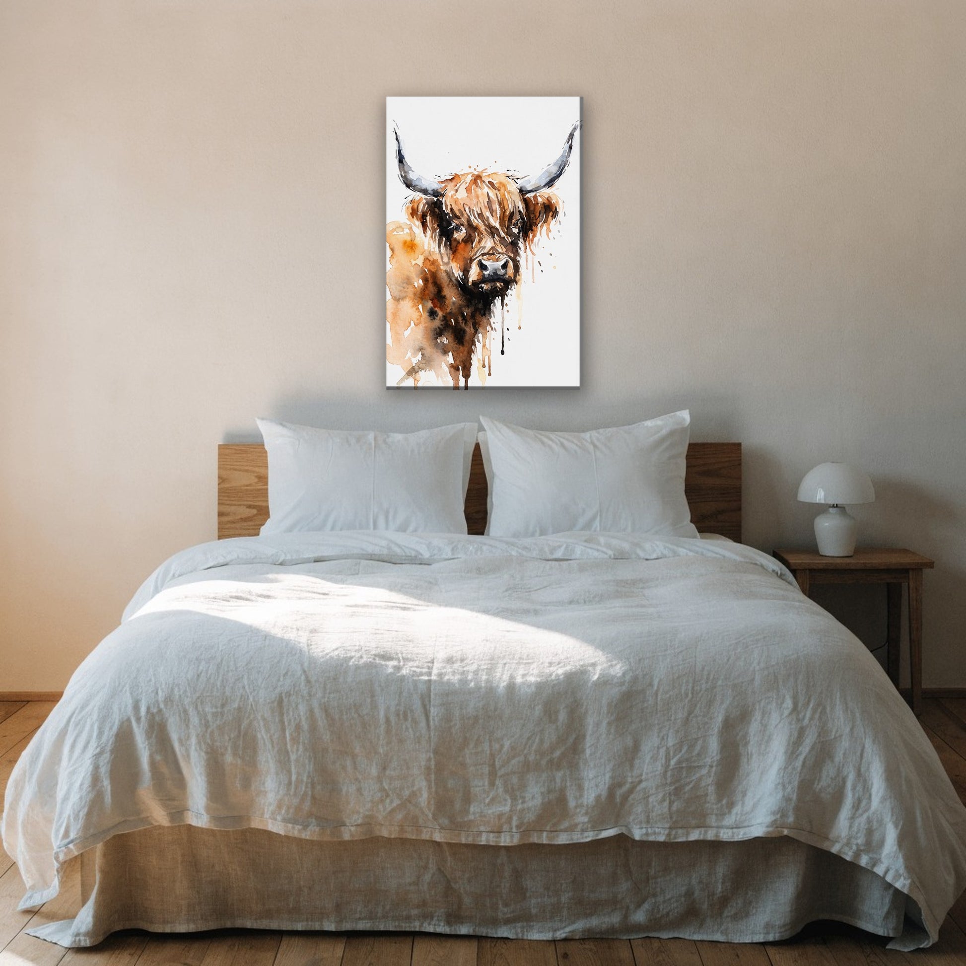 Schotse hooglander in aquarel canvas schilderij aan de muur boven het bed in de slaapkamer