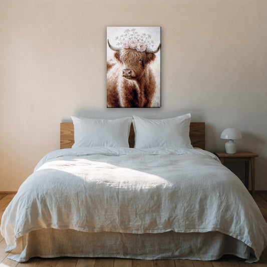 Schotse hooglander met bloemenkroon canvas schilderij aan de muur boven het bed in de slaapkamer