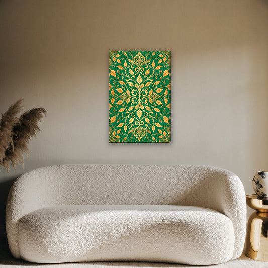 Smaragdgroene arabesk canvas schilderij aan de muur boven de bank in de woonkamer