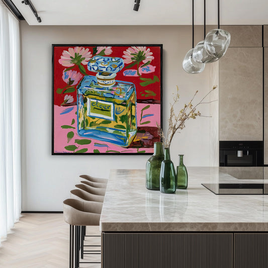 Parfumfles met bloemen canvas schilderij aan de muur boven het bed in de slaapkamer