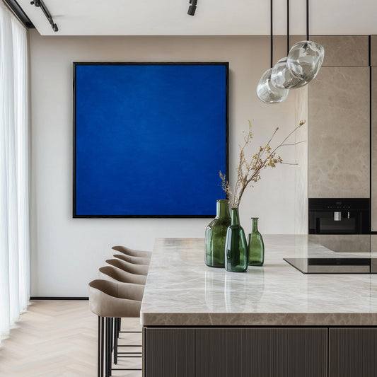 Ultramarijn blauw canvas schilderij aan de muur in de hal