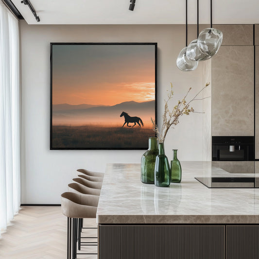 Paard bij zonsondergang canvas schilderij aan de muur in de hal.
