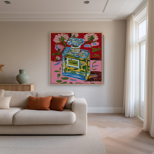 Parfumfles met bloemen canvas schilderij aan de muur in de hal