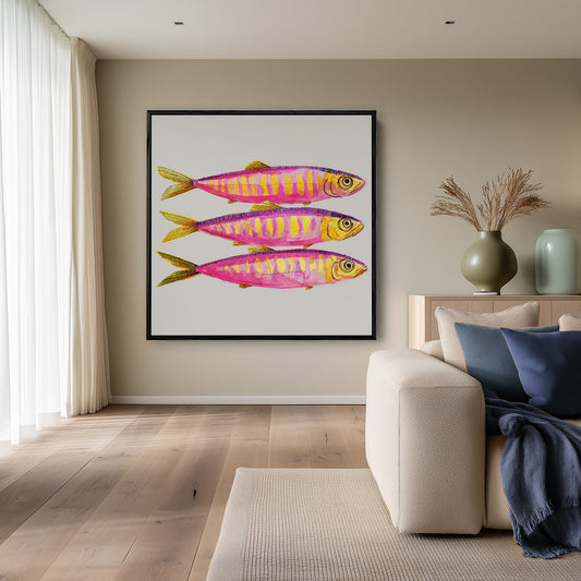 Makrelen in roze en geel canvas schilderij aan de muur in de hal.