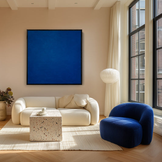 Ultramarijn blauw canvas schilderij aan de muur boven het bed in de slaapkamer