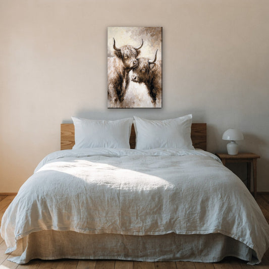 Twee hooglanders neus aan neus canvas schilderij aan de muur boven het bed in de slaapkamer