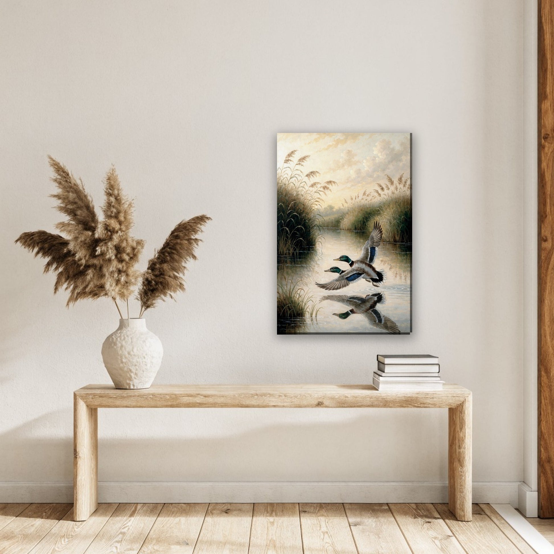 Wilde eenden boven de plas canvas schilderij aan de muur in de hal boven een houten bank