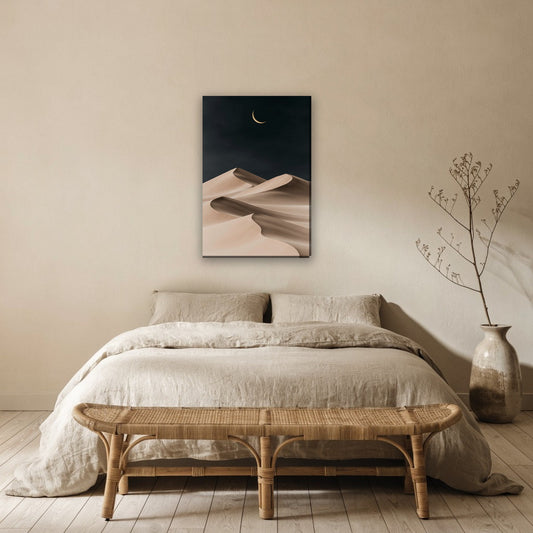 Woestijnduinen met halve maan canvas schilderij aan de muur boven het bed in de slaapkamer
