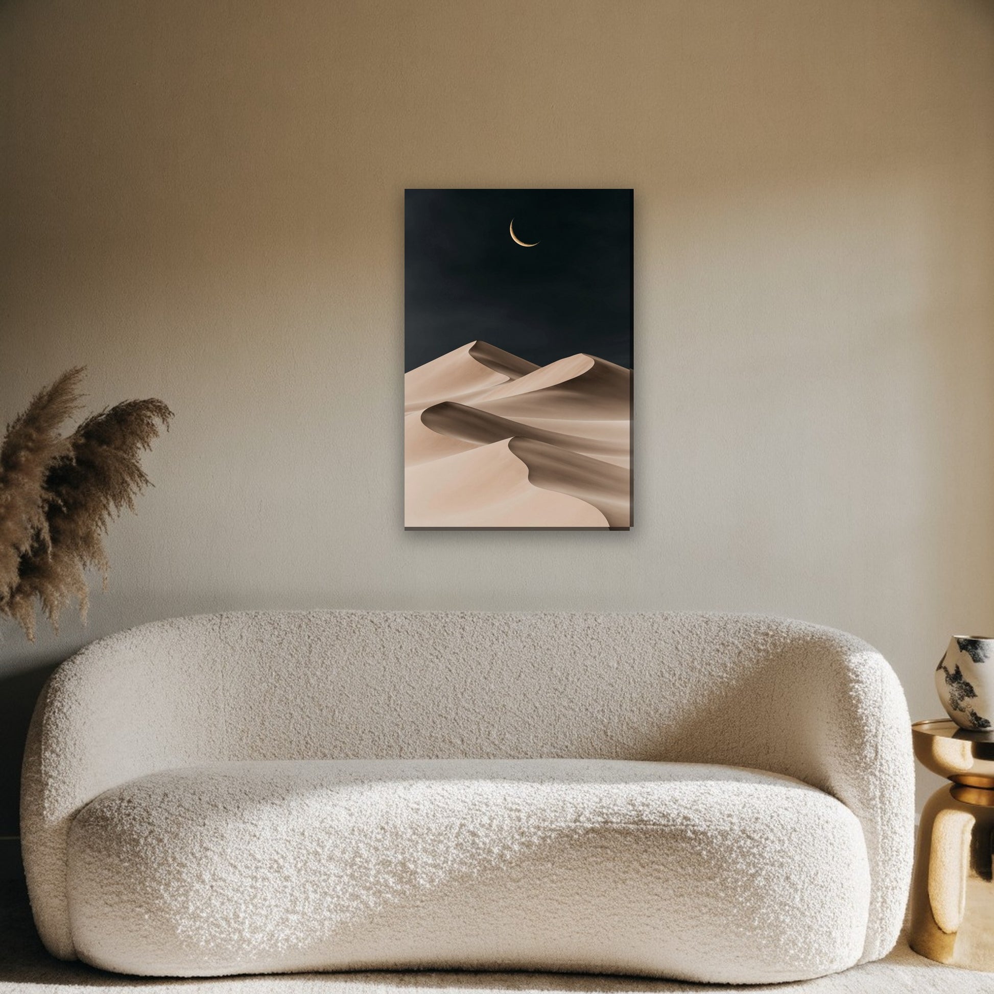 Woestijnduinen met halve maan canvas schilderij aan de muur boven de bank in de woonkamer