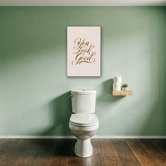 You Look Good spiegeltekst canvas schilderij aan de muur boven het toilet