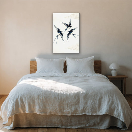 Zwaluwen in vlucht canvas schilderij aan de muur boven het bed in de slaapkamer