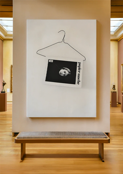 Schwarz-weißer Kleiderbügel aus Zeitungs-Papiermaché, minimalistisches Gemälde