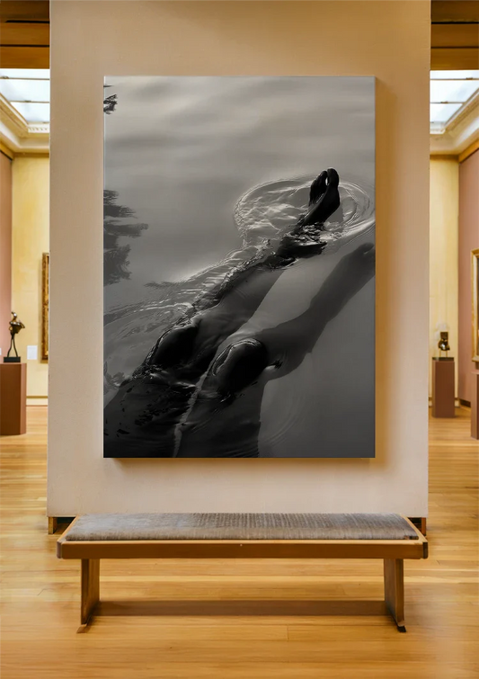 Zwemmende figuur canvas schilderij aan de muur in de hal