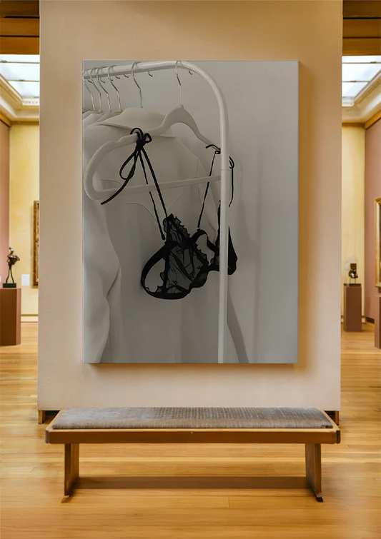 Kanten lingerie aan een kledingrek canvas schilderij aan de muur boven het bed in de slaapkamer