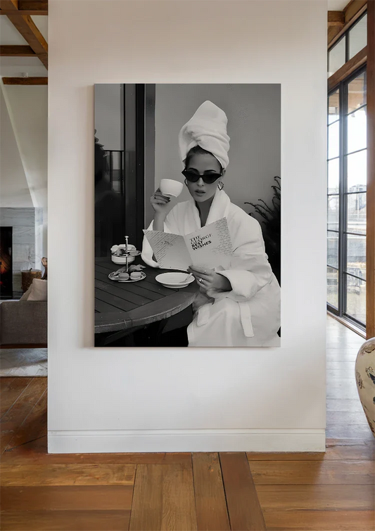 Elegante vrouw in badjas canvas schilderij aan de muur in de hal