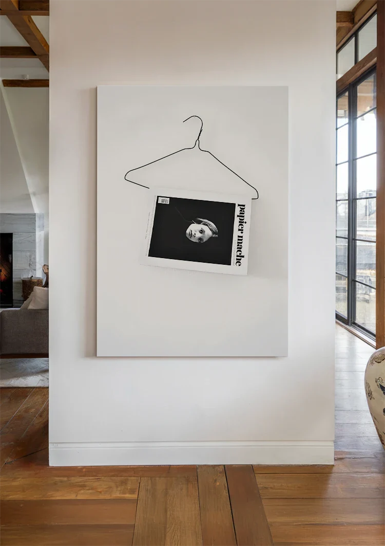 Schwarz-weißer Kleiderbügel aus Zeitungs-Papiermaché, minimalistisches Gemälde
