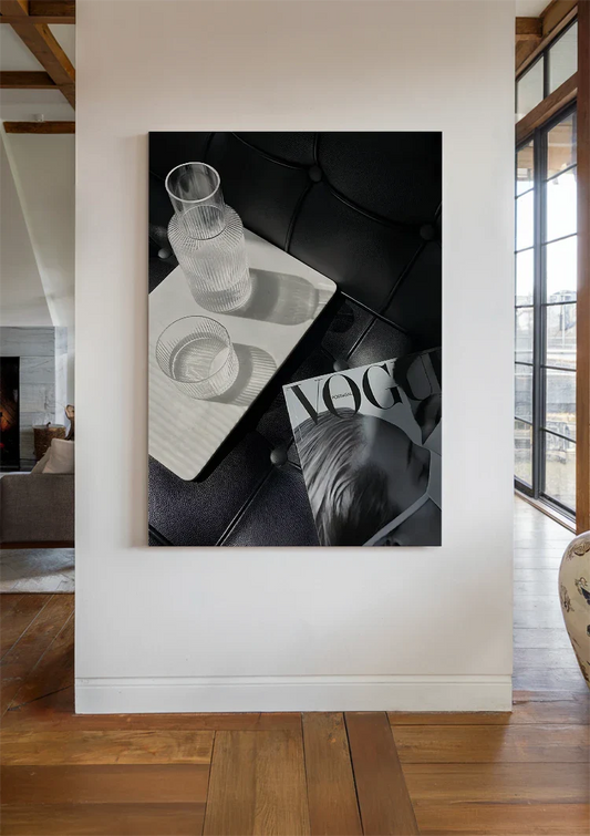 Modemagazine met een glas water op een dienblad canvas schilderij aan de muur in de hal