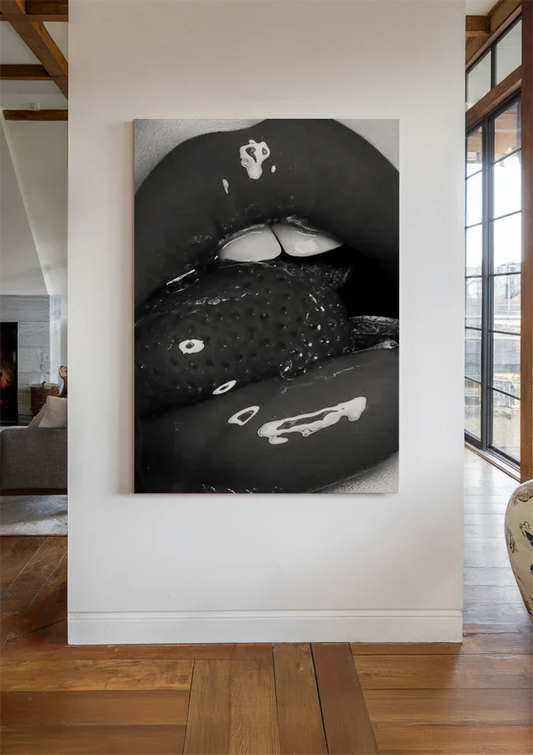 Glanzende lippen met een aardbei canvas schilderij aan de muur in de hal